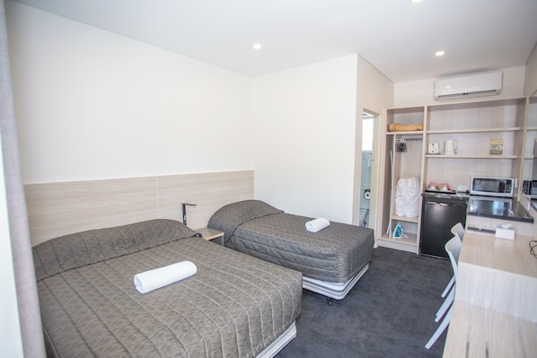 Standard Room (Twin Room) | Iron/ironing board, free WiFi, bed sheets - Westside Motor Inn (Ashfield)
