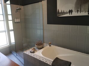 The Bower Cottage | Bathroom | Separate tub and shower, free toiletries, hair dryer, towels - Kiwarrak Country Retreat (Koorainghat)