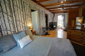 The Bower Cottage | Iron/ironing board, bed sheets - Kiwarrak Country Retreat (Koorainghat)