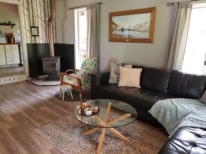 Småhus (The Bower) | Oppholdsområde | Flatskjerm-TV, peis og DVD-spiller