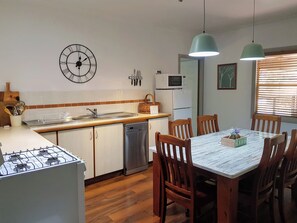 The Arbour Cottage, 2 Bedrooms | Private kitchen | Fridge, microwave, oven, stovetop - Kiwarrak Country Retreat (Koorainghat)