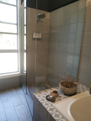 The Bower Cottage | Bathroom | Separate tub and shower, free toiletries, hair dryer, towels - Kiwarrak Country Retreat (Koorainghat)