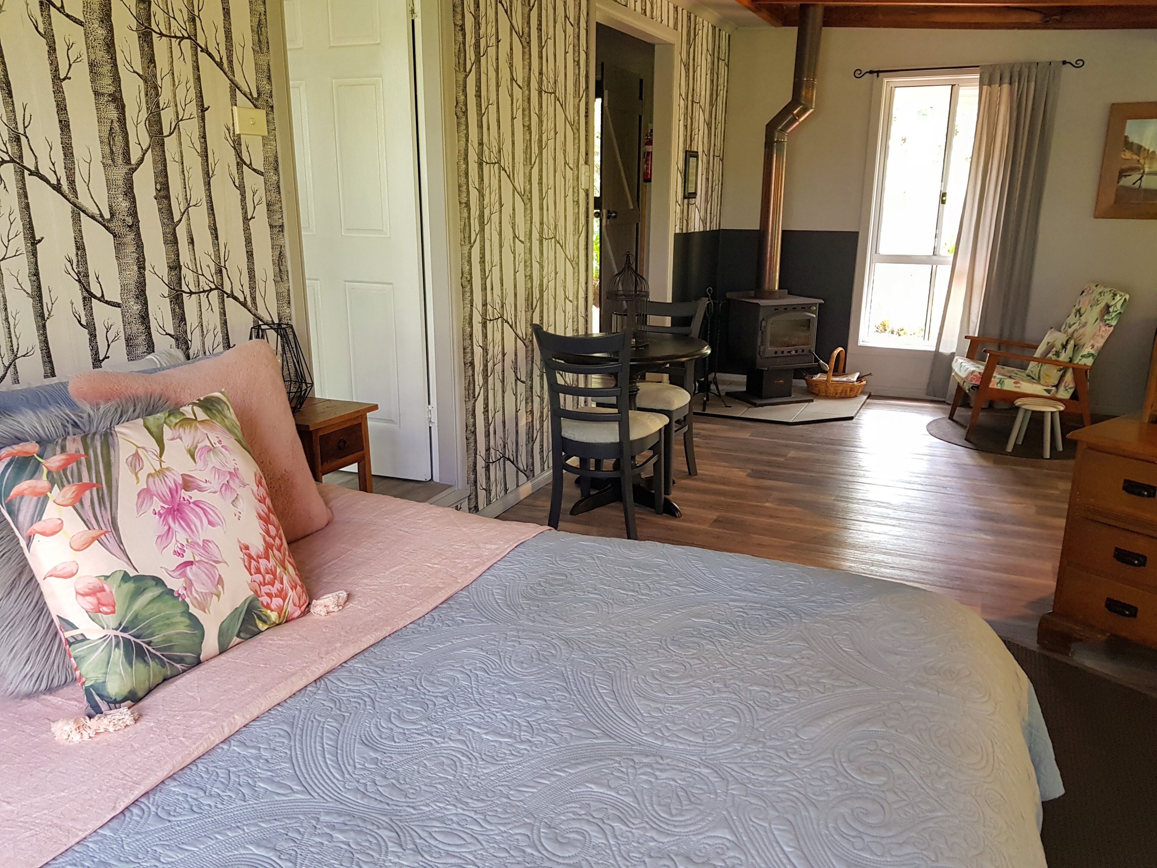Casa de campo (The Bower) | Tabla de planchar con plancha y ropa de cama