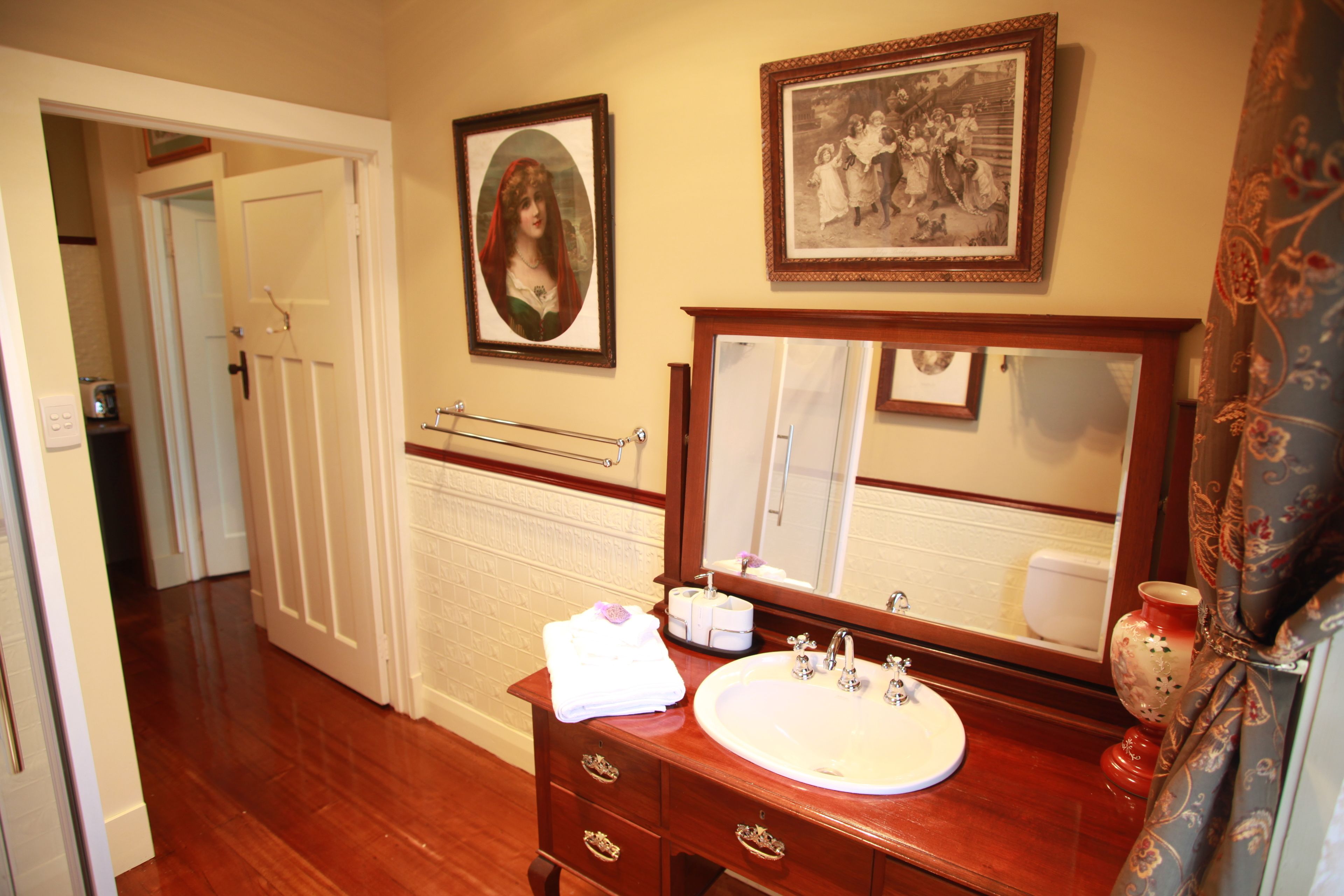 Blakes Manor Self Contained Heritage Accommodation — image 8