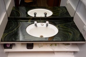 Shower, free toiletries, hair dryer, towels - Kauri Lodge Motel (Kaitaia)