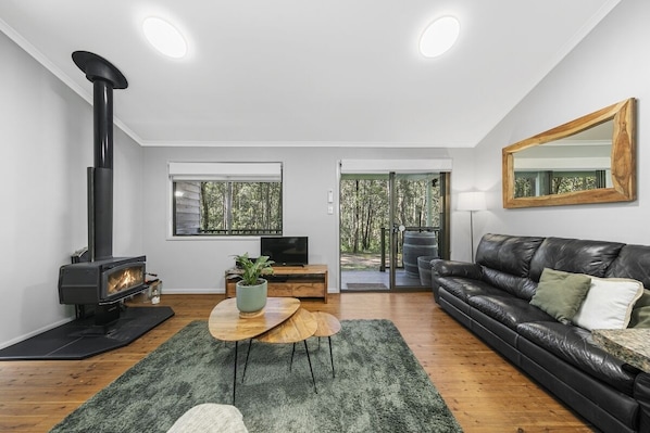 Superior Cottage, 2 Bedrooms, Hot Tub | Living area