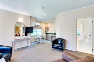 Family Room, Non Smoking, Kitchen (Family unit) | Living area | 32-inch TV with digital channels