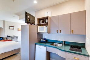 Fridge, microwave, stovetop, coffee/tea maker - Cumberland Court Motel (Hastings)