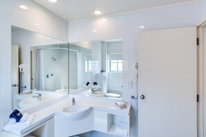 Studio Standard, cuisine (Studio with Spa) | Salle de bain | Ensemble baignoire-douche, articles de toilette (gratuits)