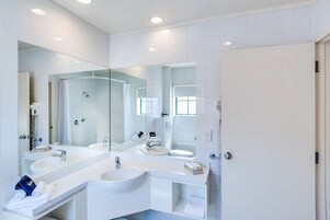 Bañera con ducha, artículos de tocador gratuitos, secador de pelo