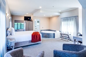 Studio Tiêu chuẩn, bếp (Studio with Spa) | Phòng khách | TV 32-inch có truyền hình kỹ thuật số 