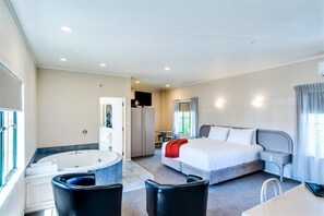 Studio Tiêu chuẩn, bếp (Studio with Spa) | Bàn, khu vực làm việc phù hợp cho laptop, bàn ủi/dụng cụ ủi quần áo 