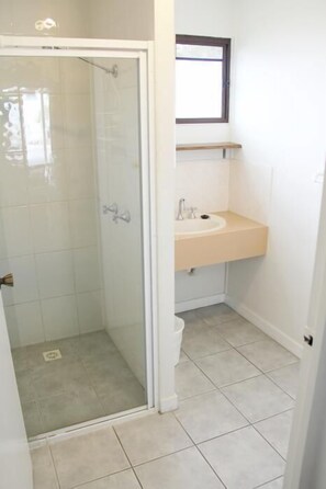 Chambre Standard (Standard Room) | Salle de bain | Sèche-cheveux, serviettes fournies