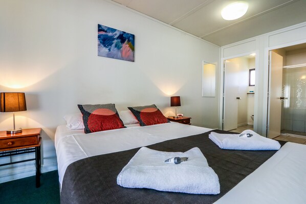 Tabla de planchar con plancha, cunas, wifi gratis y ropa de cama 