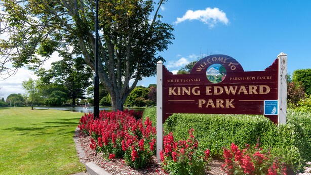 A welcome sign for King Edward Park with a clear view of the park's entrance. - The Park Motel (Hawera)