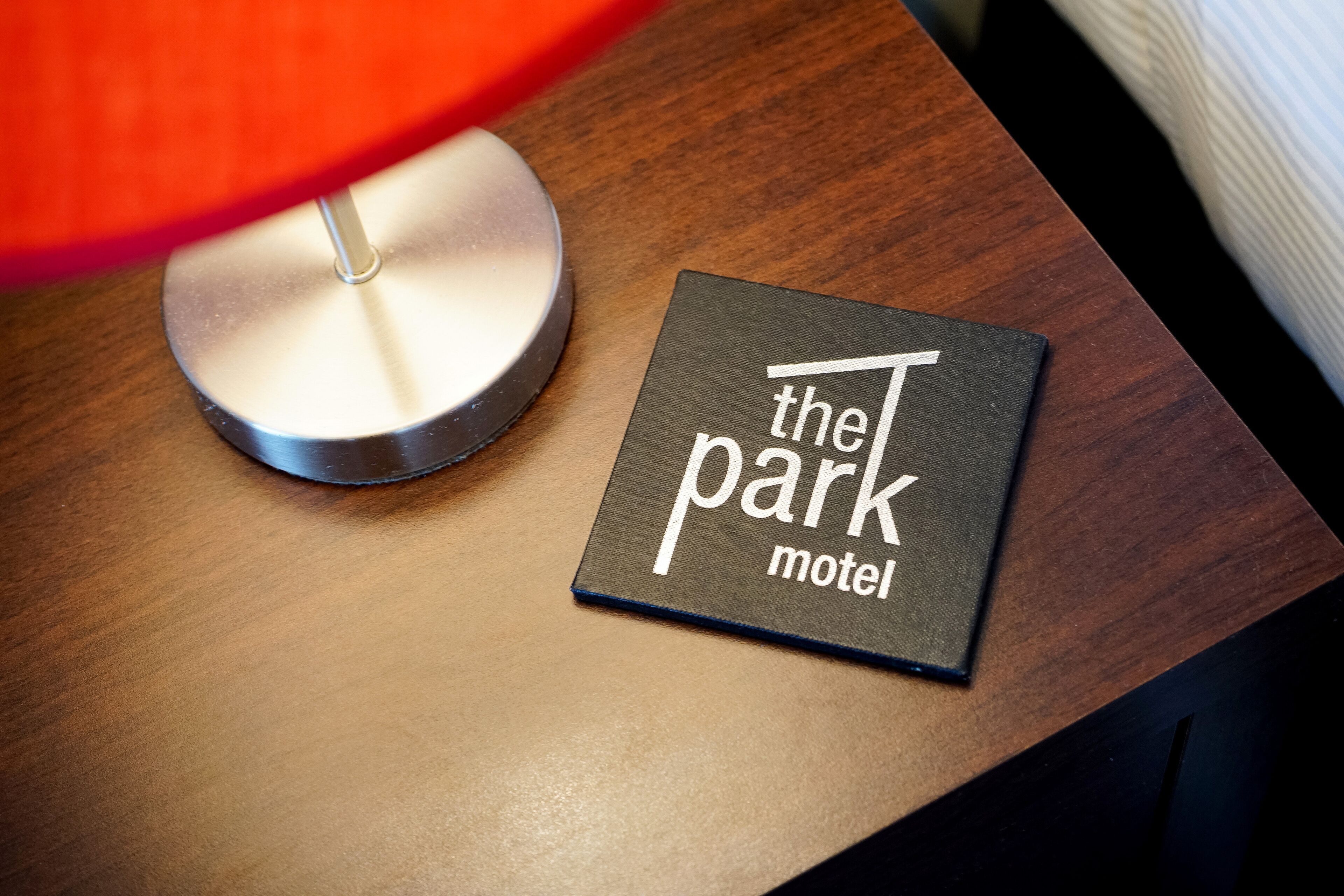 Una mesa de madera con un letrero que dice "the park motel".