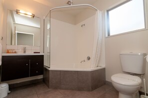 Amenidades de baño gratuitas, secadora de cabello, toallas