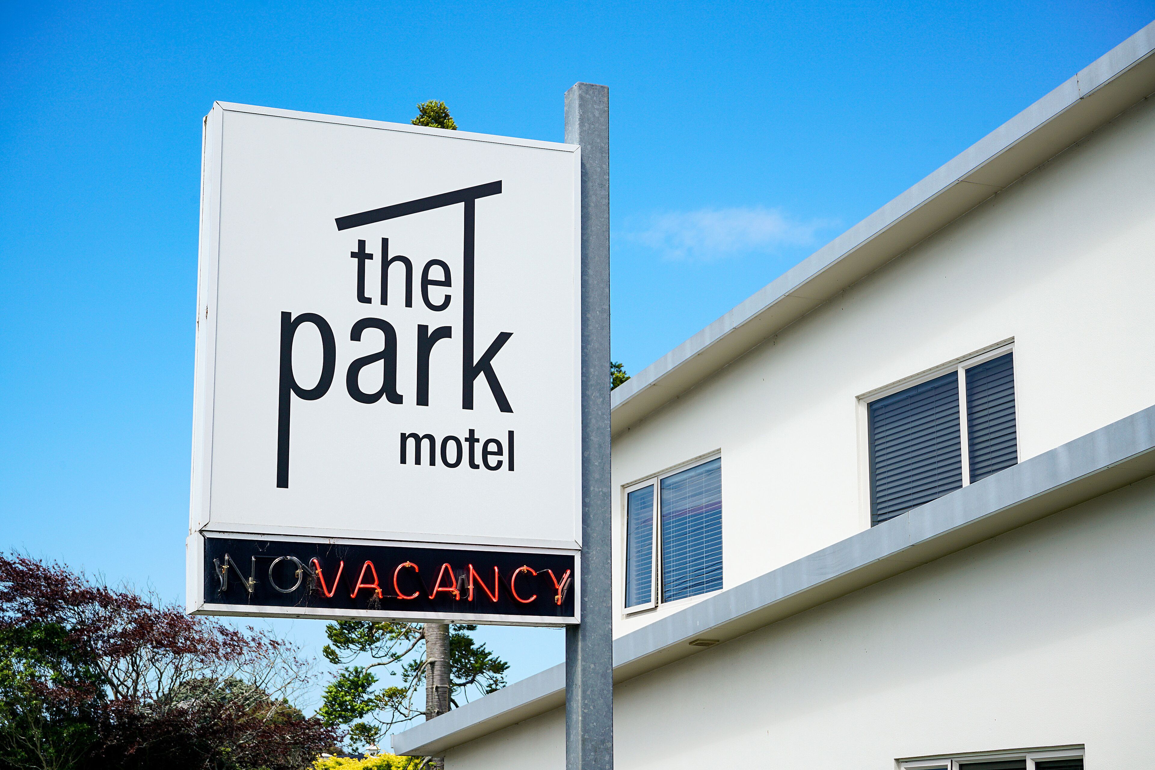 A sign for 'The Park Motel' with a vacancy notice.