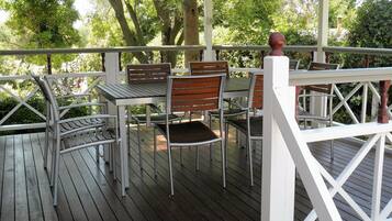 ์ต์คํด๋ฃจ์๋ธ ํ์ฐ์ค, ์นจ์ค 3๊ฐ | ํ
๋ผ์ค/ํํฐ์ค