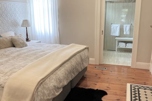 3 bedrooms, Egyptian cotton sheets, premium bedding, down duvets