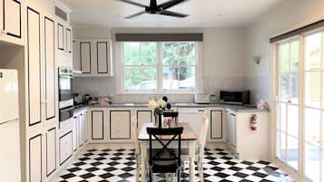 Exclusive House, 3 Bedrooms | Private kitchen | Fridge, microwave, oven, stovetop