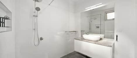 Deluxe Room, 1 Queen Bed | Bathroom