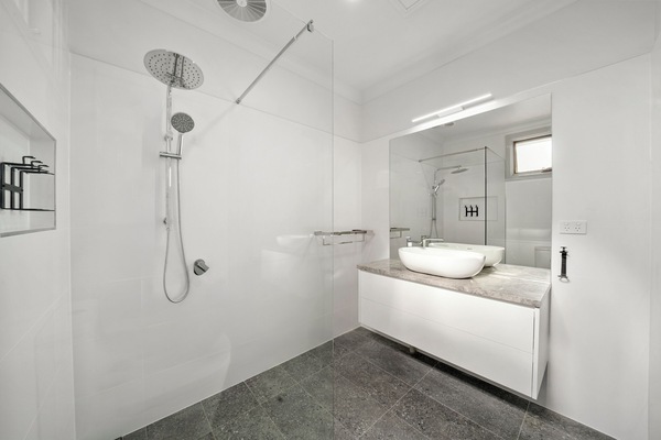 Deluxe Room, 1 Queen Bed | Bathroom | Towels