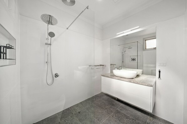 Deluxe Room, 1 Queen Bed | Bathroom | Towels