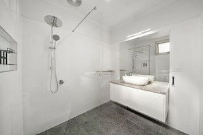 Deluxe-huone, 1 keskisuuri parisänky | Kylpyhuone | Pyyhkeet
