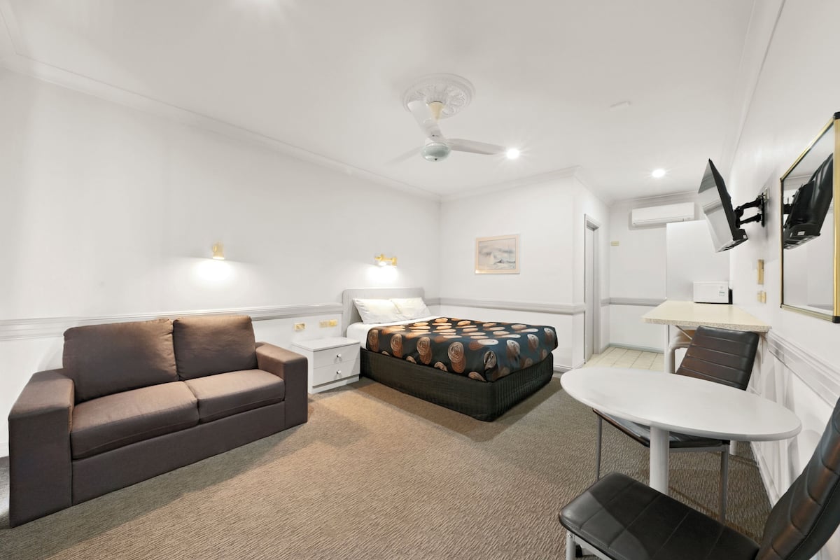 Habitación estándar, 1 cama de matrimonio | Sistema de insonorización, wifi gratis, ropa de cama