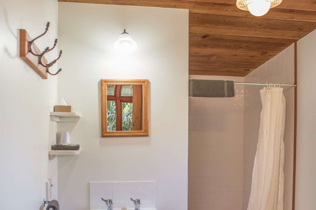Een douche, gratis toiletartikelen, handdoeken