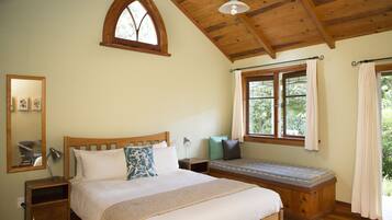 Cottage, Ensuite | Iron/ironing board, free WiFi, bed sheets