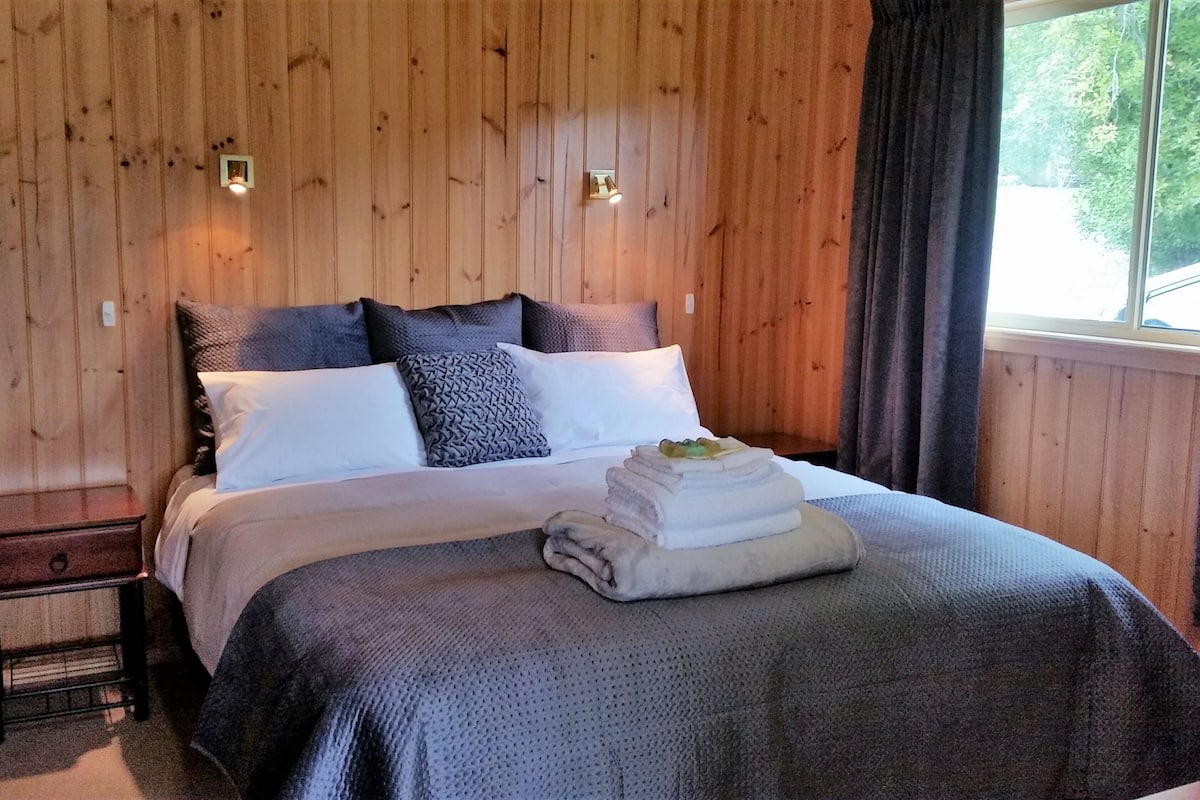 Panoramic-Ferienhütte, 1 King-Bett, Bergblick | 4 Schlafzimmer, hochwertige Bettwaren, Pillowtop-Betten
