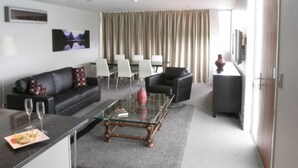 1 habitación, escritorio, cortinas blackout y insonorización