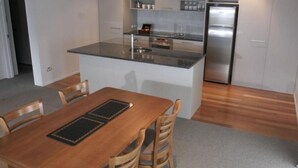1 habitación, escritorio, cortinas blackout y insonorización
