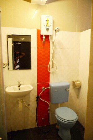 Shower, free toiletries, towels