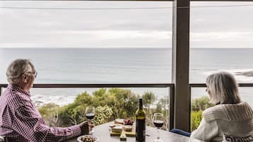 Standard Suite, 1 Bedroom, Non Smoking, Kitchen (Cottage One) | Teres/patio