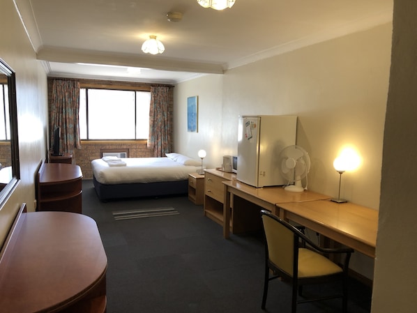 Double Room, 1 Queen Bed | Living area