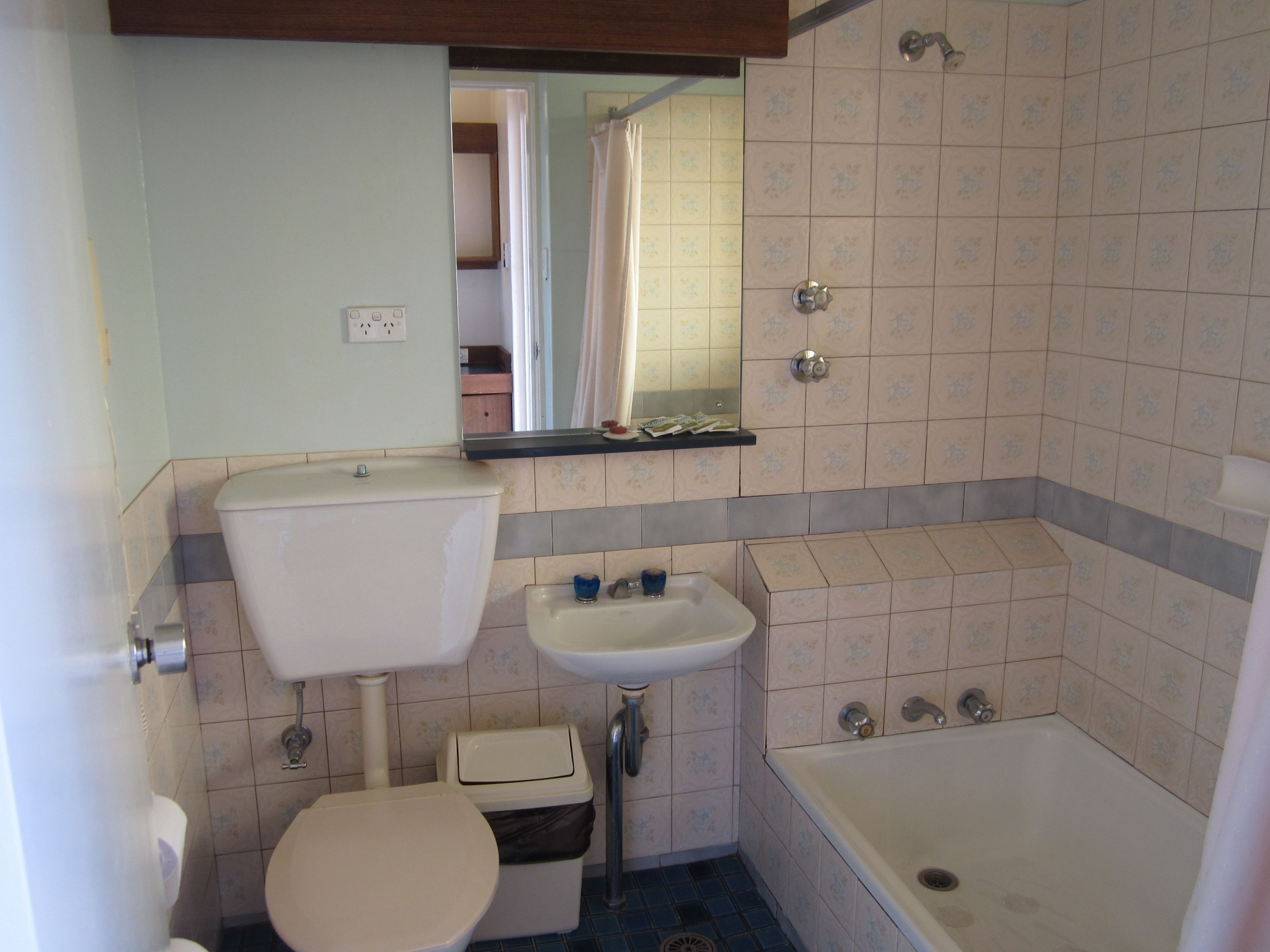 Un baño pequeño con inodoro, lavamanos y bañera.