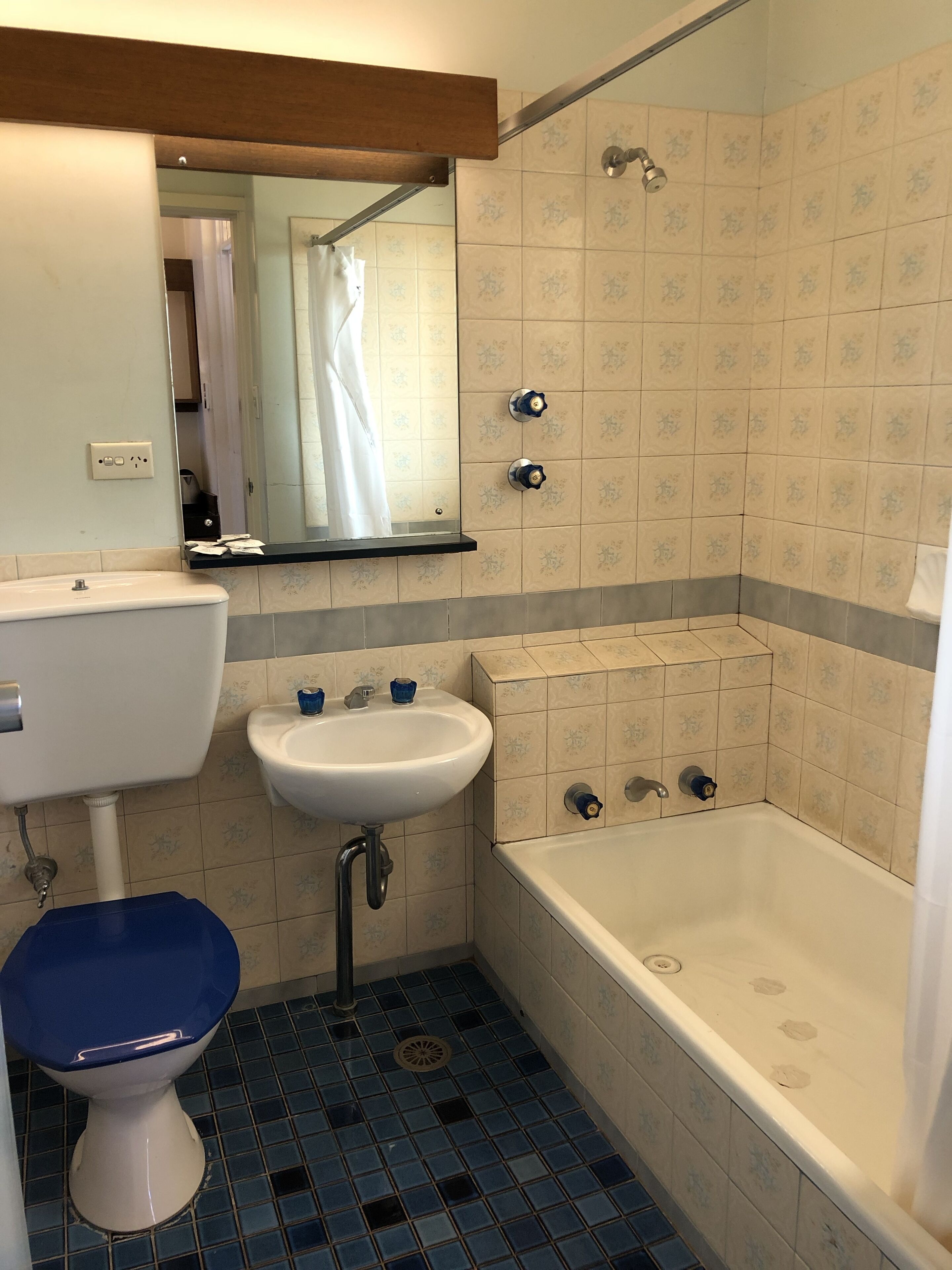 Standardzimmer (Budget Room) | Badezimmer | Handtücher, Seife, Shampoo, Toilettenpapier