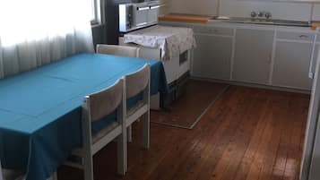 Standard Suite, Multiple Bedrooms, Non Smoking, Kitchen (Verdelho Cottage) | Private kitchenette | Fridge, microwave, stovetop, coffee/tea maker