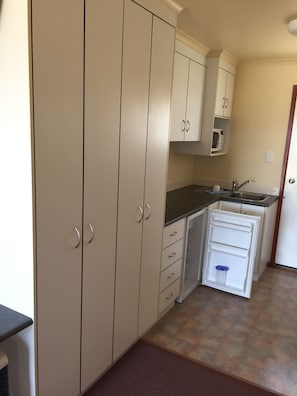 Standard Suite, 1 Bedroom, Non Smoking, Kitchen (Merlot Cabin) | Private kitchenette