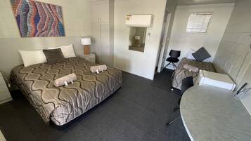 Minibar, free WiFi, bed sheets