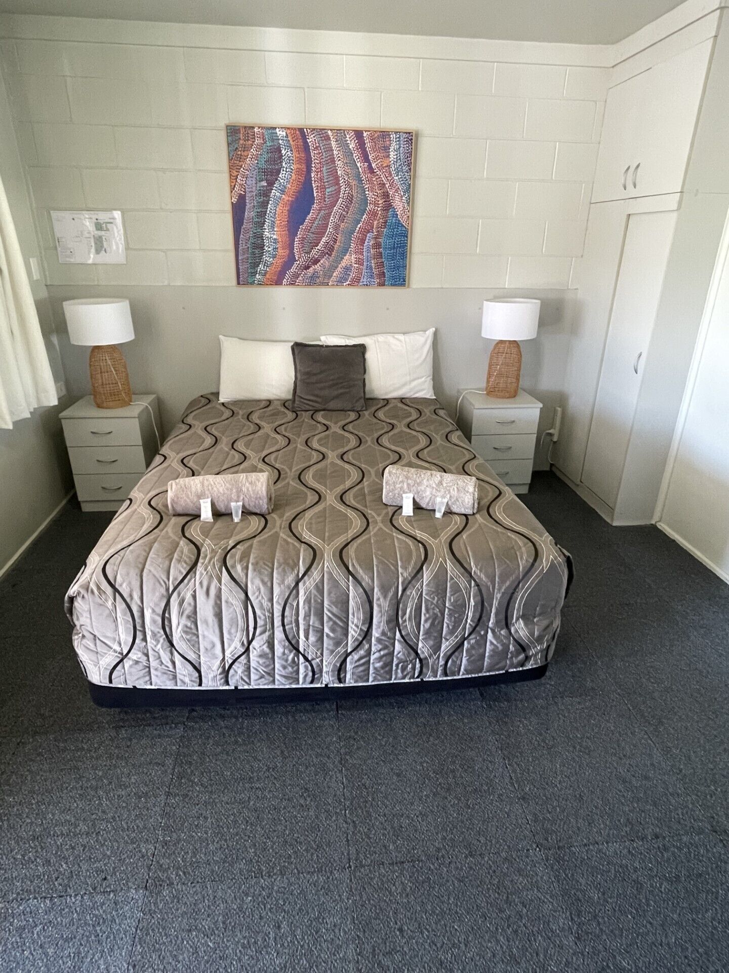 Minibar, free WiFi, bed sheets