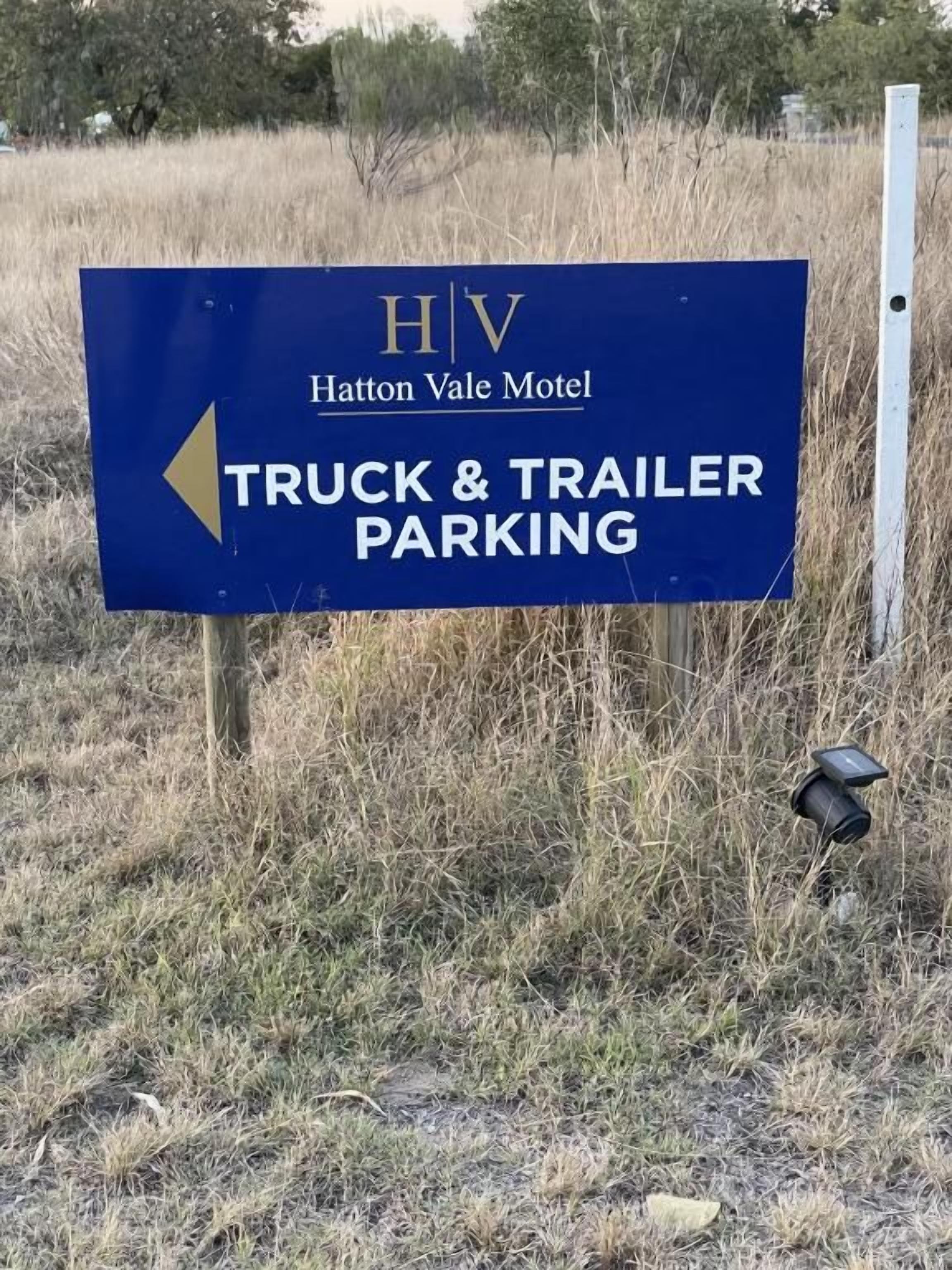 Señal del motel Hatton Vale que indica estacionamiento para camiones y remolques.