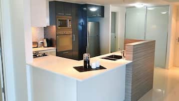 Apartamento, 1 quarto | Cozinha privada | Geladeira, micro-ondas, fogão, cooktop