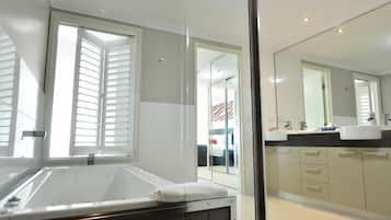 3 Bedroom Apartment | Bathroom | Free toiletries, hair dryer, soap, shampoo