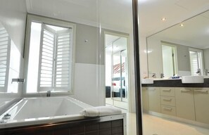 3 Bedroom Apartment | Bathroom