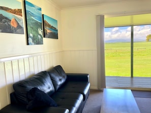 Standardferiehus - 1 queensize-seng - tekøkken - bjergudsigt | Opholdsområde | Fladskærms-tv, dvd-afspiller