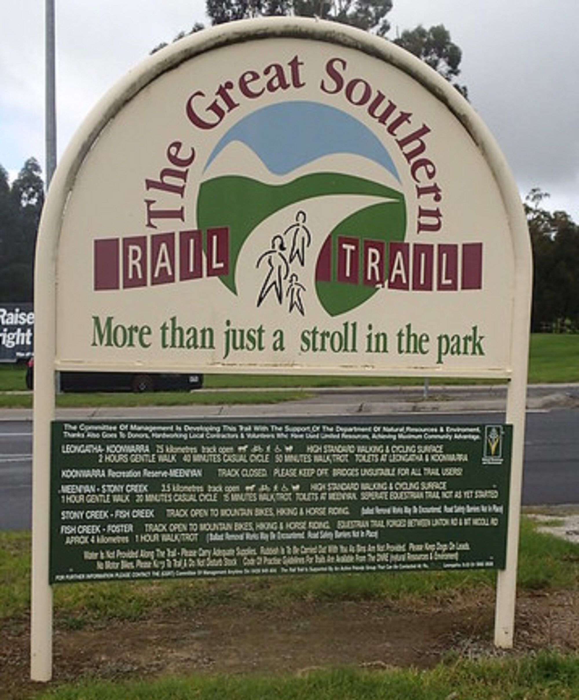 Placa da Great Southern Rail Trail, indicando que é mais que um simples passeio no parque.